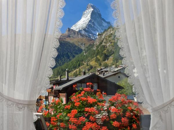 Hotel Antika : photo 10 de la chambre chambre lits jumeaux avec vue sur le mont cervin
