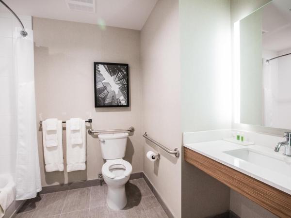 Holiday Inn Hotel & Suites Calgary South - Conference Ctr, an IHG Hotel : photo 4 de la chambre chambre lit king-size - accessible aux personnes à mobilité réduite / adapté aux malentendants