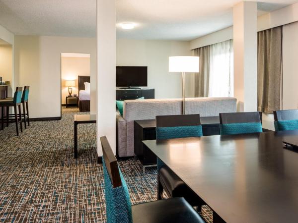 Crowne Plaza Memphis Downtown, an IHG Hotel : photo 1 de la chambre suite 1 chambre lit king-size avec canapé-lit