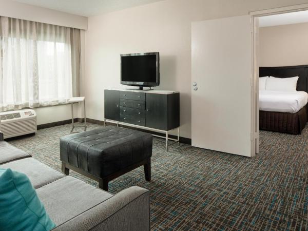 Crowne Plaza Memphis Downtown, an IHG Hotel : photo 6 de la chambre suite junior lit king-size avec canapé-lit