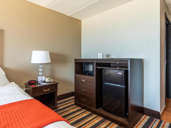 Sandcastle Resort : photo 5 de la chambre chambre lit king-size avec douche accessible en fauteuil roulant - adaptée aux personnes à mobilité réduite