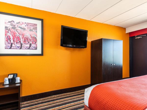 Sandcastle Resort : photo 6 de la chambre chambre lit king-size avec douche accessible en fauteuil roulant - adaptée aux personnes à mobilité réduite