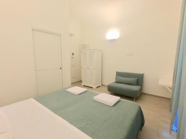 Central Savona B&B : photo 9 de la chambre chambre double avec lit d'appoint