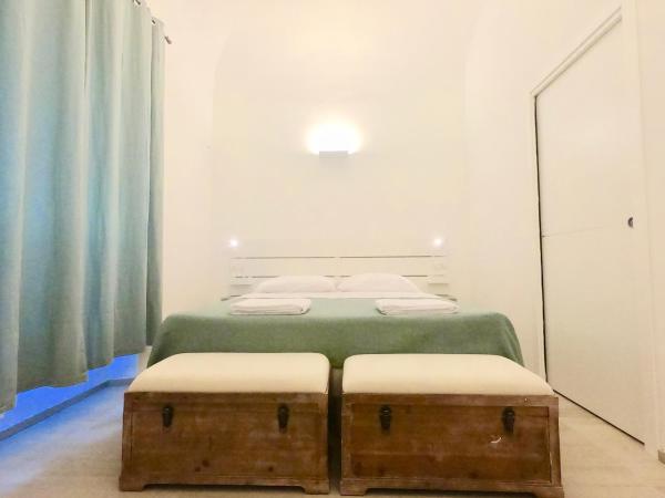 Central Savona B&B : photo 8 de la chambre chambre double avec lit d'appoint
