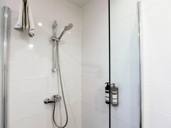 Quentin Arrive Hotel : photo 9 de la chambre chambre triple avec salle de bains privative