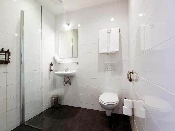 Quentin Arrive Hotel : photo 7 de la chambre chambre triple avec salle de bains privative