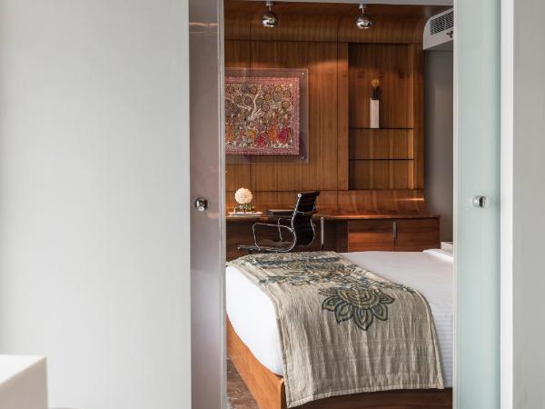 The Park Hyderabad, Banjara Hills near Hussain Sagar Lake : photo 10 de la chambre residence room with 20% discount on food and soft beverages, spa & laundry, complimentary 2 pints of beer once during stay and lake check out till 3pm