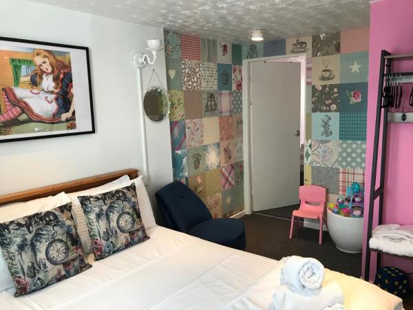 Raffles Hotel : photo 6 de la chambre chambre familiale avec salle de bains privative