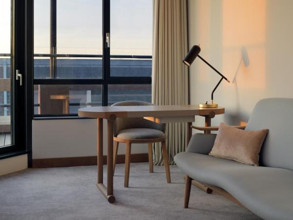 Mövenpick Hotel The Hague : photo 2 de la chambre suite junior lit king-size avec balcon