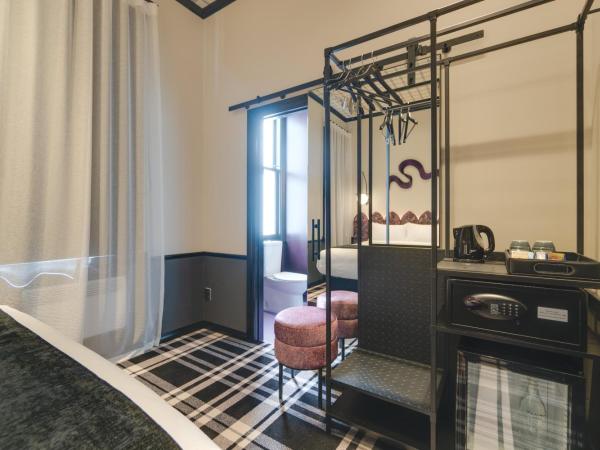 Naumi Studio Wellington : photo 10 de la chambre hébergement lit queen-size zest