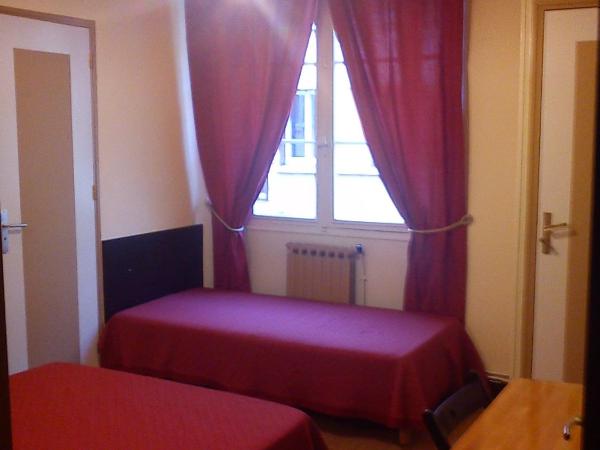 Hôtel Jaurès : photo 3 de la chambre chambre triple