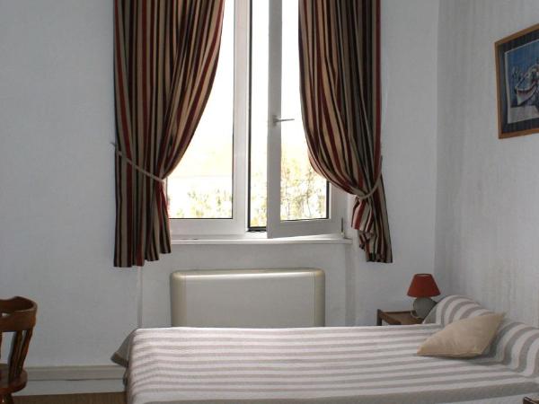 Hôtel Jaurès : photo 1 de la chambre chambre triple