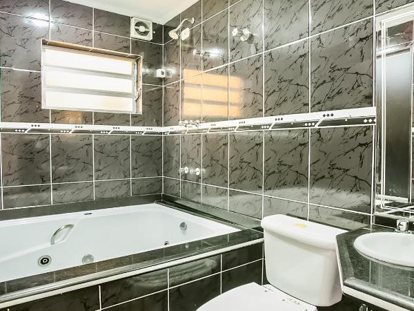 Hotel Anália Franco : photo 1 de la chambre suite avec baignoire spa