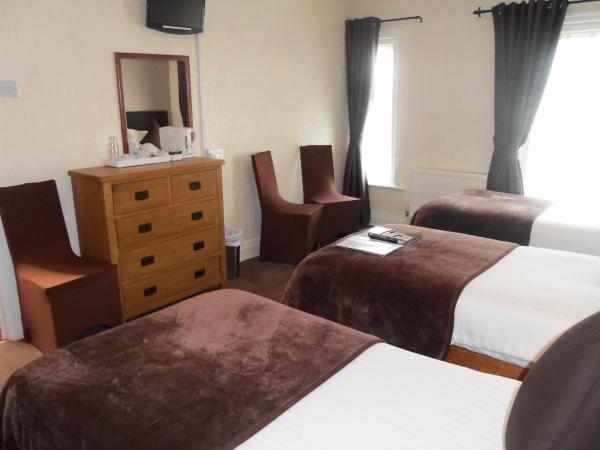 Novello Blackpool : photo 4 de la chambre chambre triple avec salle de bains privative