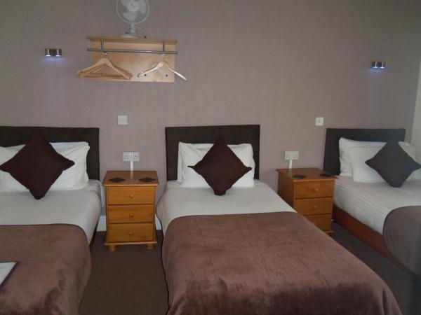 Novello Blackpool : photo 7 de la chambre chambre triple avec salle de bains privative