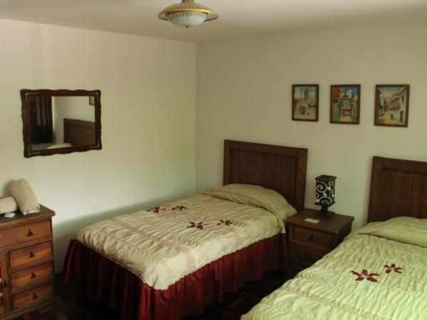 Hostal La Encantada : photo 9 de la chambre chambre lits jumeaux avec salle de bains commune