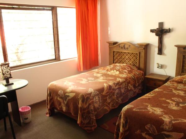 Hostal La Encantada : photo 5 de la chambre chambre lits jumeaux avec salle de bains commune