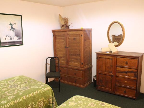 Hostal La Encantada : photo 3 de la chambre chambre lits jumeaux avec salle de bains commune