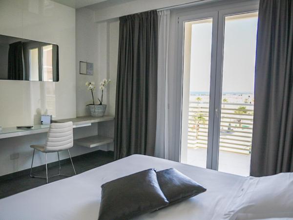 Baldinini Hotel : photo 6 de la chambre chambre double ou lits jumeaux - vue partielle sur mer