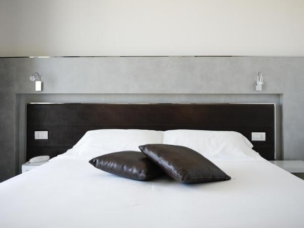 Baldinini Hotel : photo 7 de la chambre chambre double ou lits jumeaux - vue partielle sur mer
