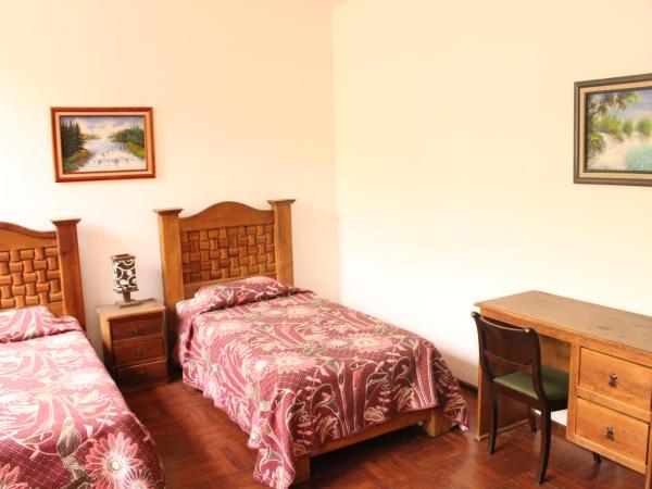 Hostal La Encantada : photo 8 de la chambre chambre lits jumeaux avec salle de bains commune