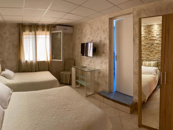 Htel Le Derby : photo 1 de la chambre chambre quadruple