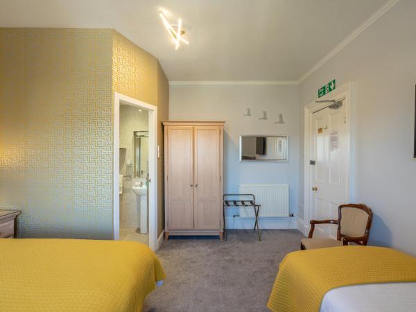 Kingsley Guest House : photo 4 de la chambre chambre triple avec salle de bains privative