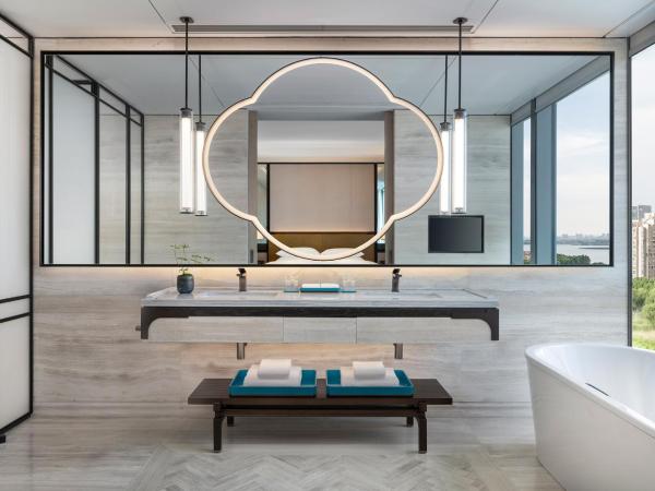 Park Hyatt Suzhou : photo 1 de la chambre suite avec terrasse et vue sur le lac 