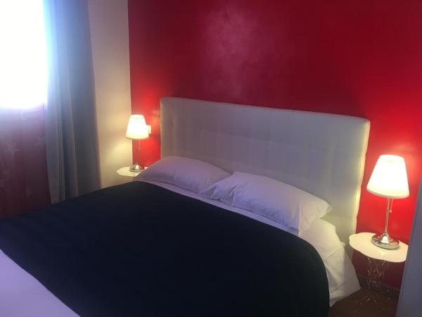 Blue Sea Rooms Apartment Cagliari : photo 1 de la chambre chambre double avec salle de bains privative