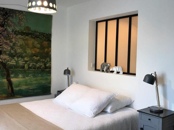 Chambres d'Hôtes et Gîtes Le Mas Mellou : photo 5 de la chambre chambre double - vue sur jardin