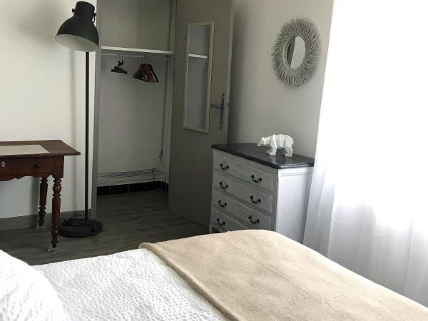 Chambres d'Hôtes et Gîtes Le Mas Mellou : photo 7 de la chambre chambre double - vue sur jardin