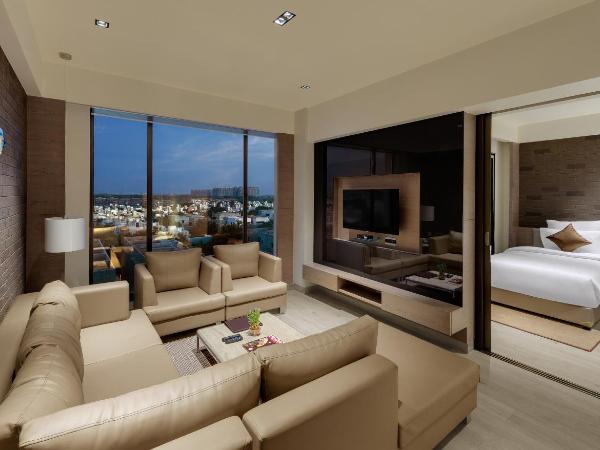 Wyndham Ahmedabad Shela : photo 8 de la chambre executive suite, balcony, living room, city or garden view, non-smoking