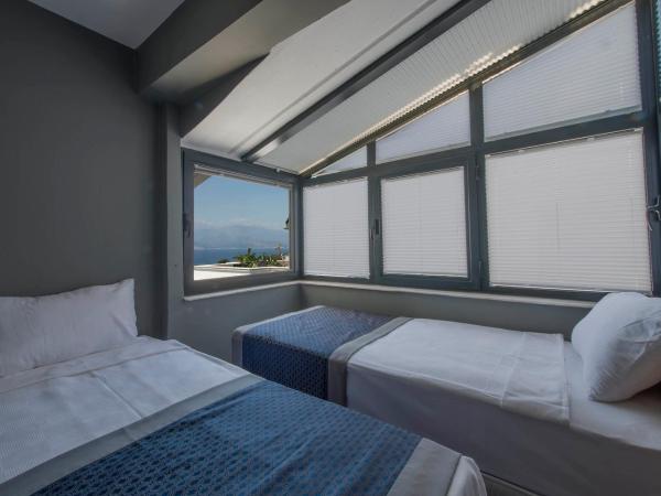 Pure Blanche Hotel : photo 3 de la chambre chambre familiale - vue latérale sur mer