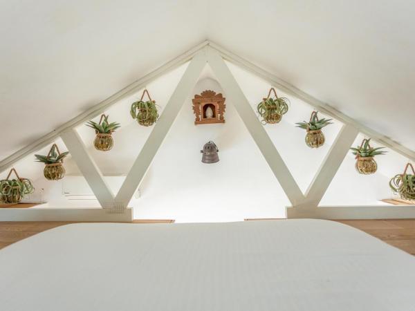 House boat studio with waterfront terrace : photo 1 de la chambre chambre double standard