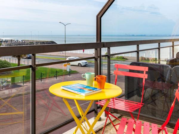 Best Western Hôtel Royan Océan : photo 2 de la chambre chambre familiale avec canapé-lit et terrasse - vue sur mer