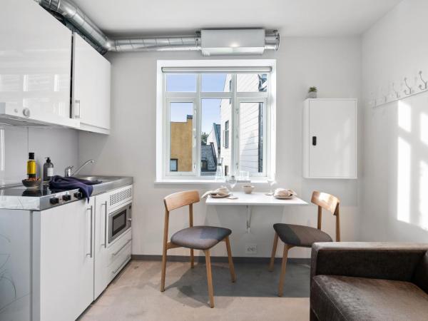 Aalesund City Apartment : photo 1 de la chambre small double room for 2 people with sofabed