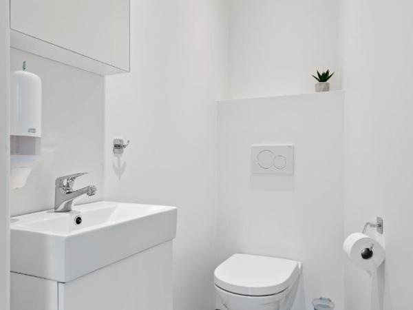Aalesund City Apartment : photo 5 de la chambre chambre double avec salle de bains privative