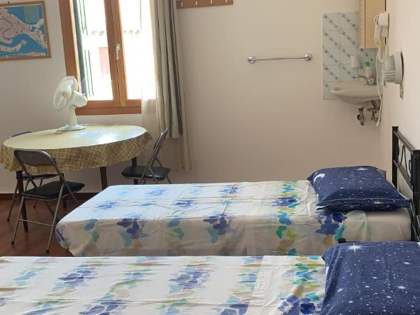 Archie's House : photo 2 de la chambre chambre quadruple avec salle de bains commune