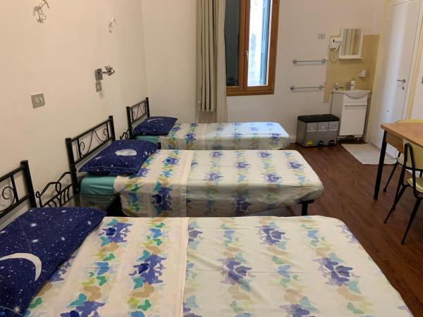 Archie's House : photo 3 de la chambre chambre triple avec salle de bains privative