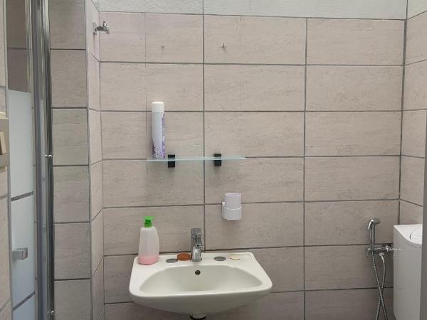 Archie's House : photo 8 de la chambre chambre double avec salle de bains commune