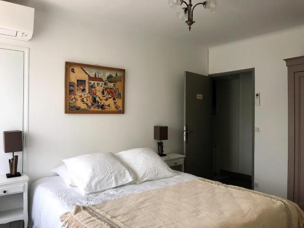 Chambres d'Hôtes et Gîtes Le Mas Mellou : photo 8 de la chambre chambre double - vue sur piscine