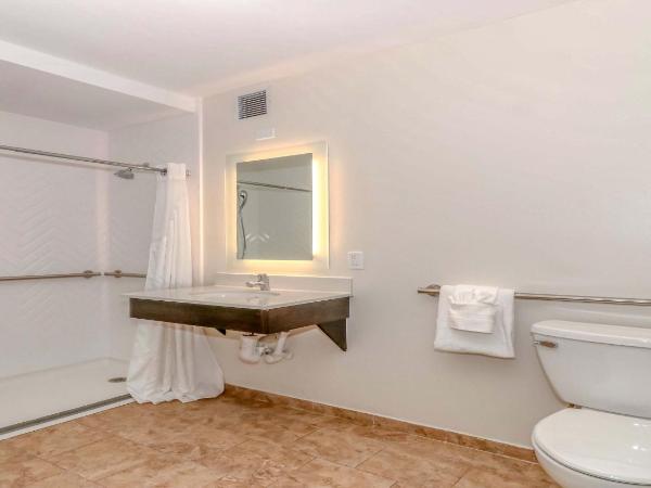 Holiday Inn Resort Oceanfront at Surfside Beach, an IHG Hotel : photo 3 de la chambre chambre lit king-size avec douche accessible en fauteuil roulant - adaptée aux personnes à mobilité réduite