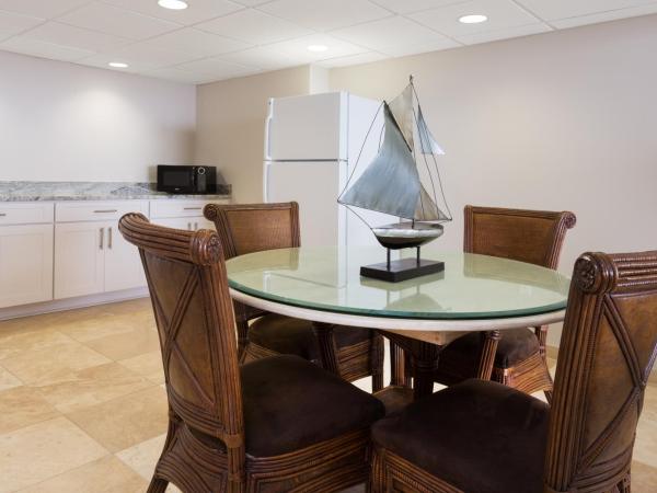 Holiday Inn Resort Panama City Beach - Beachfront, an IHG Hotel : photo 2 de la chambre suite lit king-size deluxe avec 2 chambres, salon, salle à manger et 2 balcons