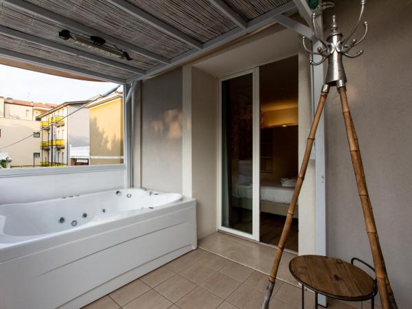 Rimini Suite Hotel : photo 4 de la chambre chambre double avec baignoire spa