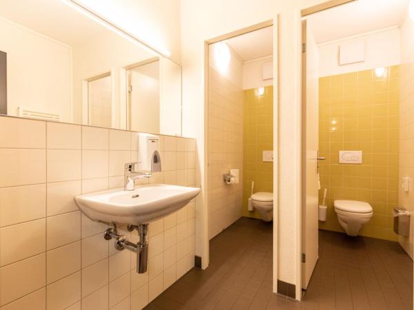 Hostel by Hyve Basel : photo 6 de la chambre dortoir de 8 lits