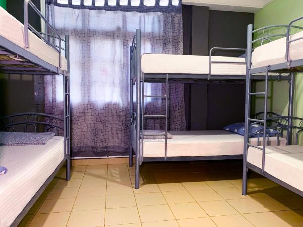 Snooze Inn @Dickson Road : photo 6 de la chambre chambre familiale 6 lits avec salle de bains privative