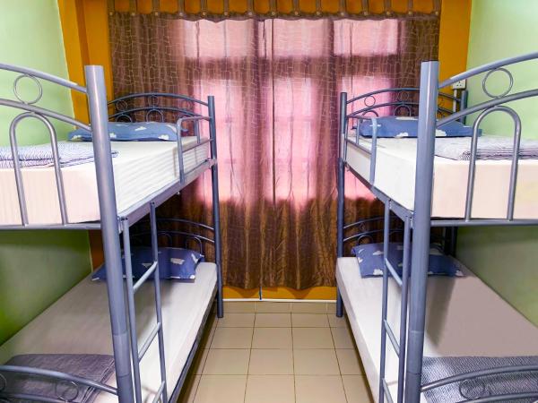 Snooze Inn @Dickson Road : photo 5 de la chambre chambre familiale 6 lits avec salle de bains privative