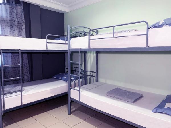 Snooze Inn @Dickson Road : photo 4 de la chambre chambre familiale 6 lits avec salle de bains privative