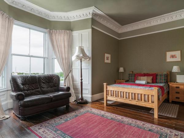 Aynetree Guest House : photo 3 de la chambre chambre familiale avec salle de bains privative