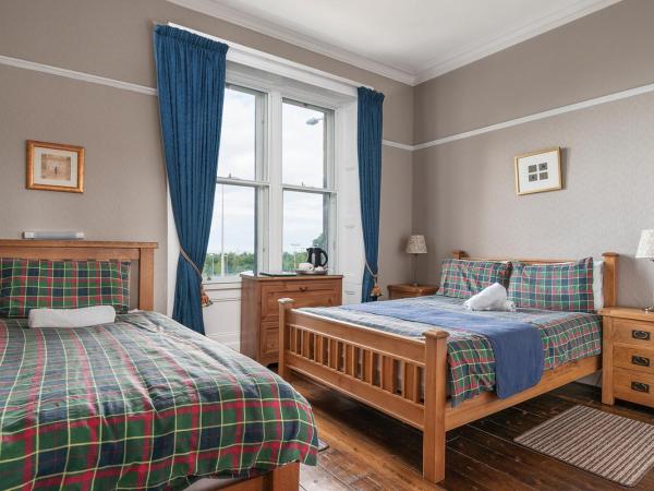 Aynetree Guest House : photo 1 de la chambre chambre triple avec salle de bains privative